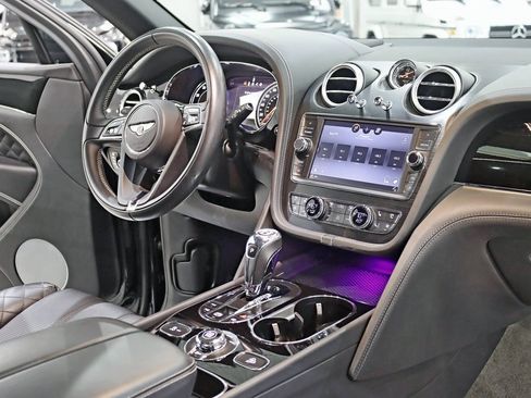 Used 2019 Bentley Bentayga image 30