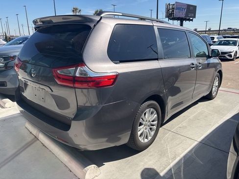 Used 2017 Toyota Sienna XLE image 8