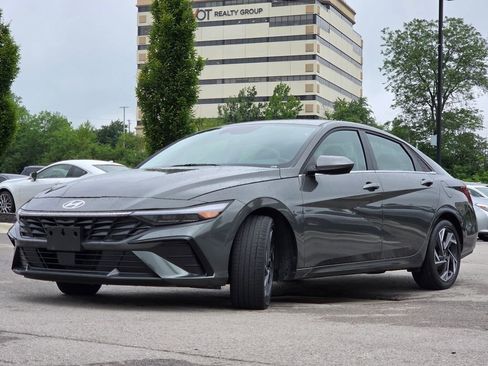 Used 2025 Hyundai Elantra SEL FWD image 22
