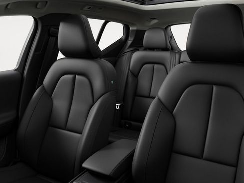 Used 2025 Volvo XC40 B5 Plus image 6