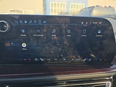 Used 2025 Chevrolet Traverse RS image 31