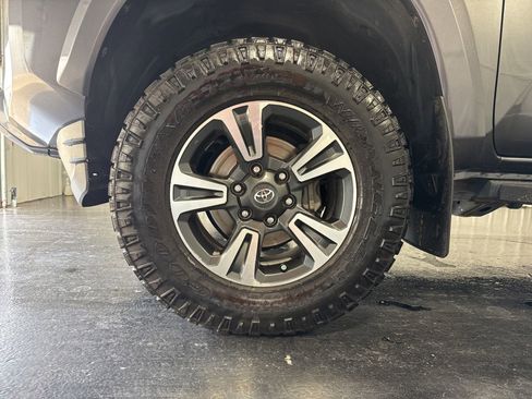 Used 2019 Toyota Tacoma TRD Sport AWD/4WD image 6