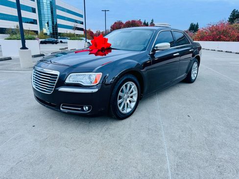 Used 2012 Chrysler 300 Limited RWD image 2
