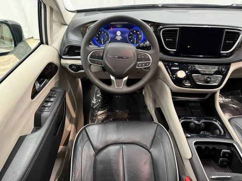 Used 2024 Chrysler Pacifica Limited image 15