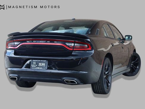 Used 2017 Dodge Charger SE w/ Power Sunroof Group RWD image 9