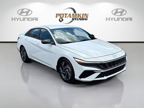 Certified 2025 Hyundai Elantra Sport FWD image 3