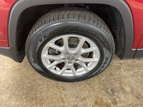 Used 2014 Jeep Cherokee Latitude w/ Comfort/Convenience Group AWD/4WD image 11
