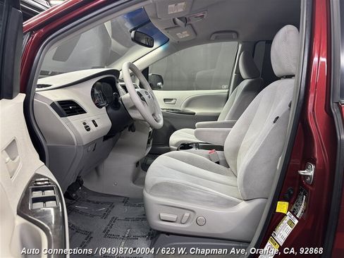 Used 2012 Toyota Sienna LE image 6