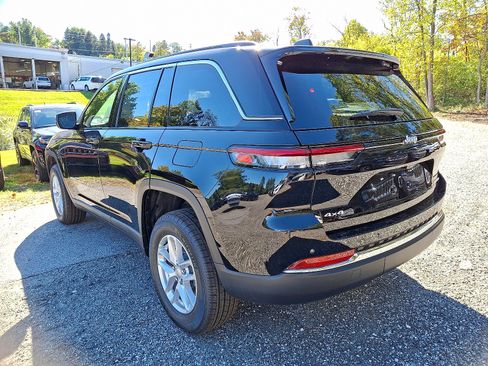 New 2025 Jeep Grand Cherokee Laredo X w/ Luxury Tech Group I image 3