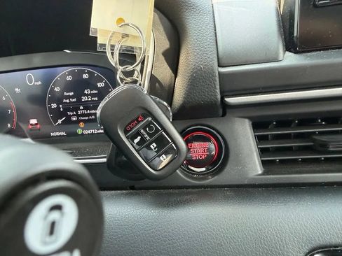 Used 2025 Honda Pilot Black Edition image 23