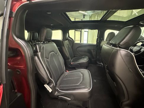 Used 2026 Chrysler Pacifica Limited w/ S Appearance Package FWD image 19