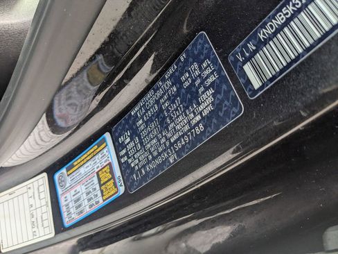 Used 2025 Kia Carnival image 32