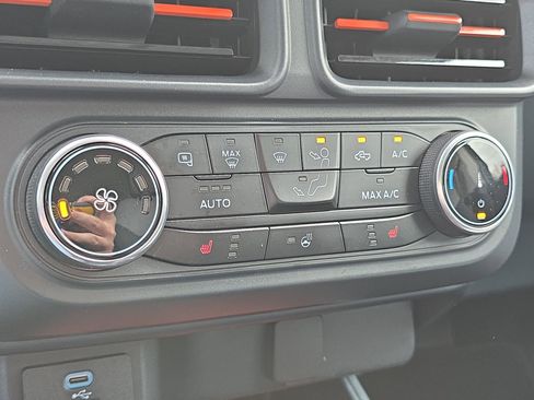 Certified 2024 Ford Maverick XLT w/ XLT Luxury Package image 18