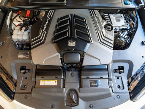 Used 2024 Lamborghini Urus Performante AWD/4WD image 35