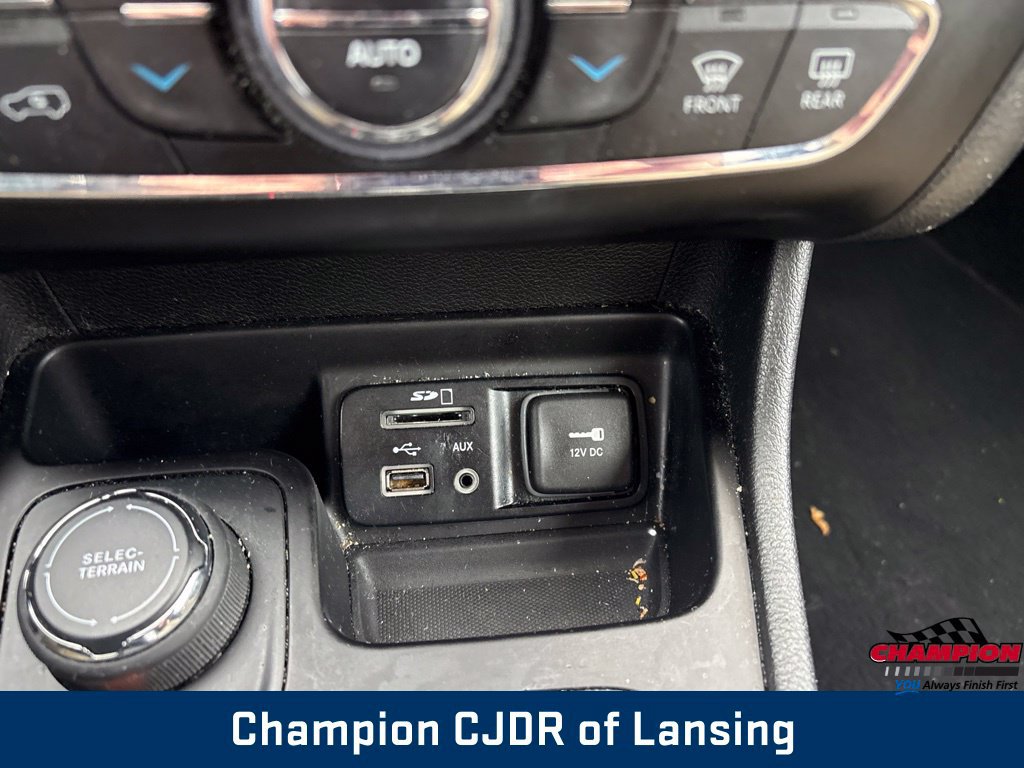 Used 2015 Jeep Cherokee Limited w/ Luxury Group AWD/4WD image 27