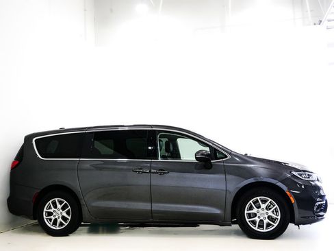 Used 2023 Chrysler Pacifica Touring-L FWD image 4