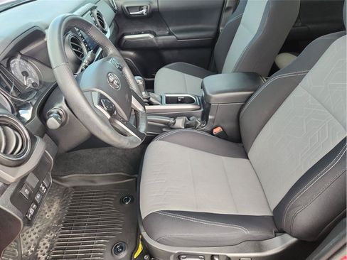 Used 2021 Toyota Tacoma TRD Off-Road w/ Technology Package AWD/4WD image 18