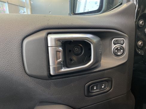 Used 2024 Jeep Wrangler Unlimited Sahara w/ Technology Group AWD/4WD image 15