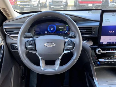 Used 2022 Ford Explorer Platinum w/ Technology Package image 5