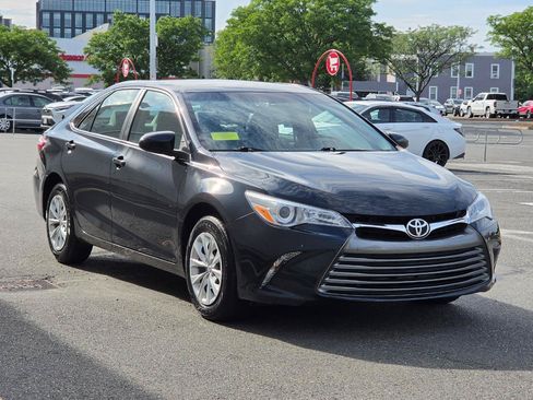Used 2017 Toyota Camry LE FWD image 3