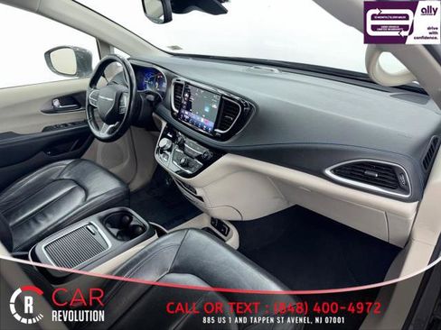 Used 2021 Chrysler Pacifica Touring-L image 44