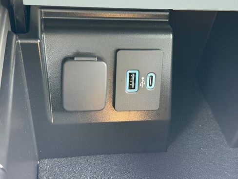 Used 2022 Ford Explorer XLT w/ Equipment Group 202A AWD/4WD image 17