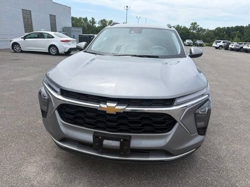 Used 2025 Chevrolet Trax LT FWD image 5
