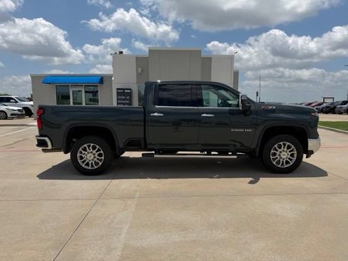 Used 2025 Chevrolet Silverado 2500 LTZ w/ LTZ Convenience Package AWD/4WD image 2