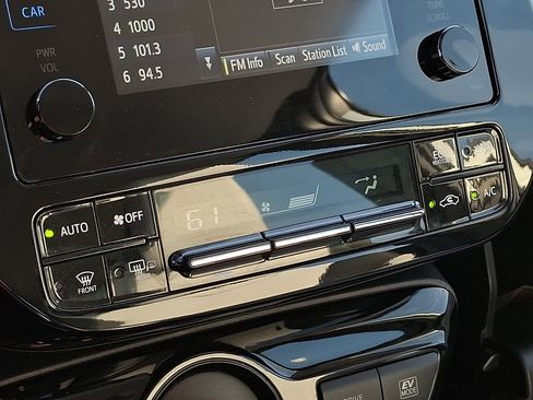 Used 2019 Toyota Prius XLE image 15