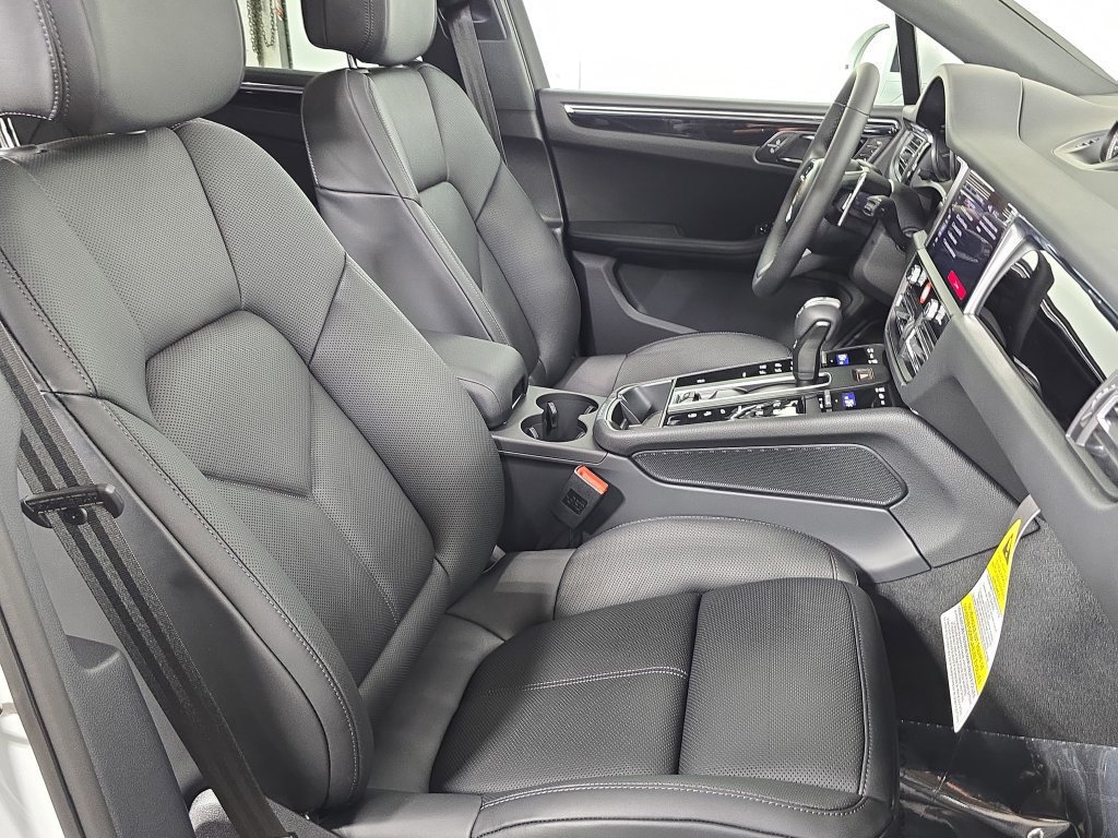 Certified 2026 Porsche Macan AWD/4WD image 27
