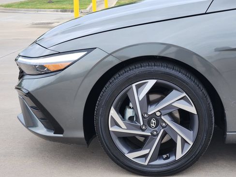 Used 2025 Hyundai Elantra SEL FWD image 5