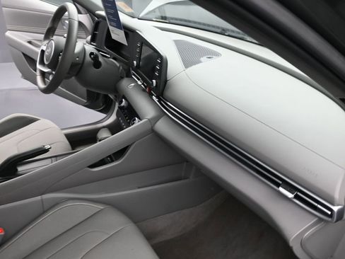 Certified 2025 Hyundai Elantra Sport image 17