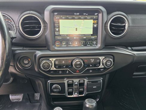 Used 2019 Jeep Wrangler Unlimited Sahara w/ Uconnect 4C Nav & Sound Group image 20