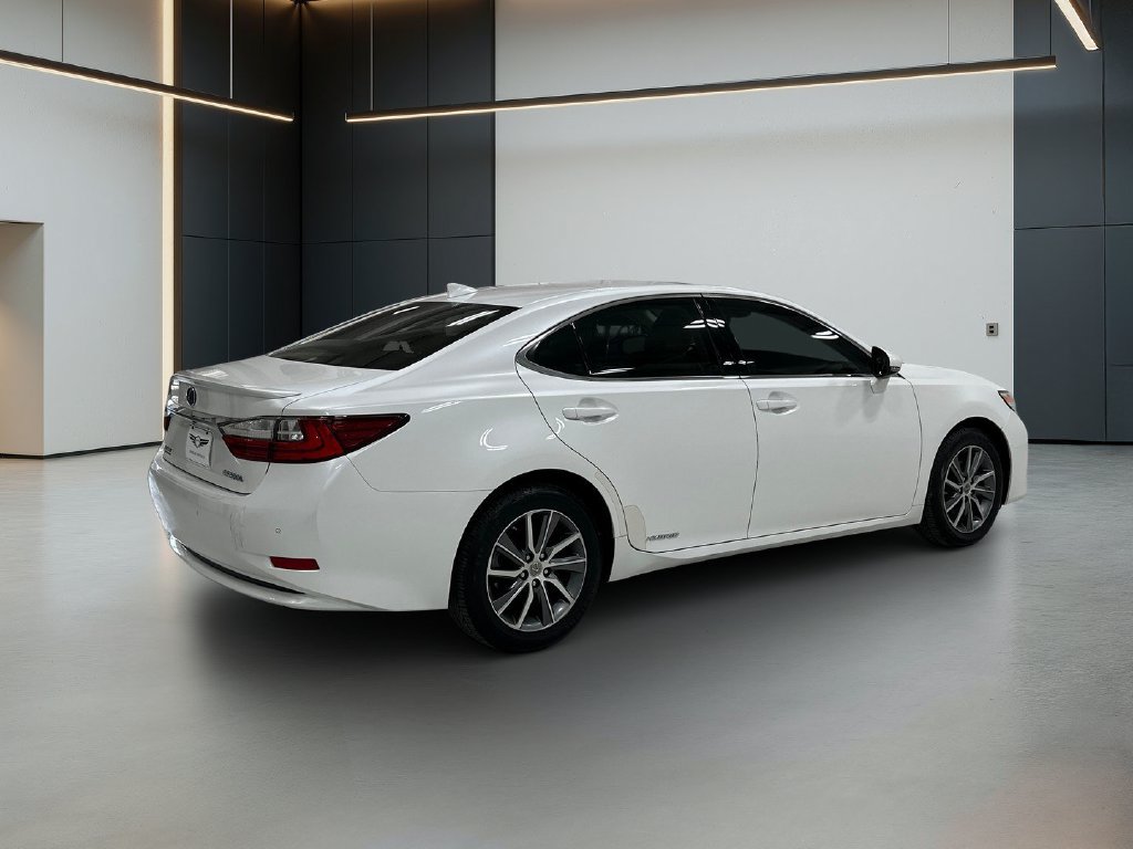 Used 2016 Lexus ES 300h w/ Luxury Package w/Wood Trim FWD image 6