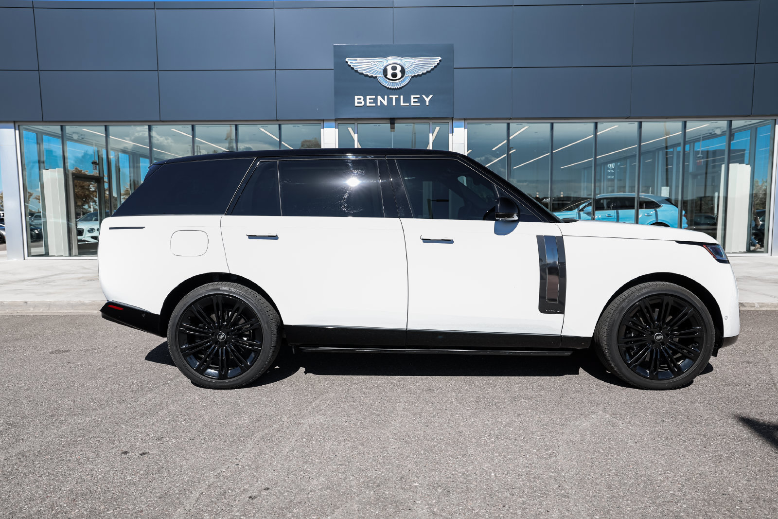 Used 2025 Land Rover Range Rover Long Wheelbase Autobiography AWD/4WD image 14