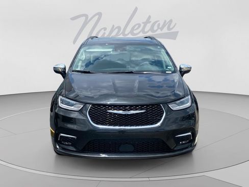 Used 2023 Chrysler Pacifica Limited FWD image 2