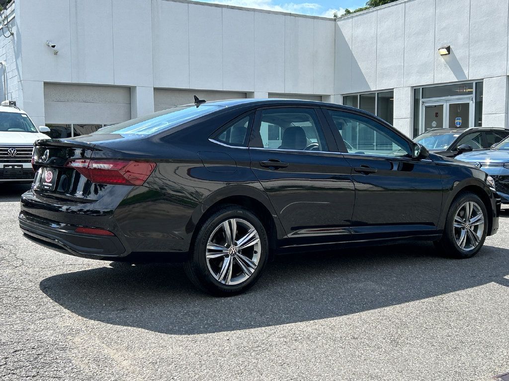 Used 2023 Volkswagen Jetta SE w/ Panoramic Sunroof Package FWD image 2
