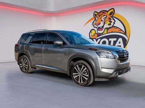 Used 2025 Nissan Pathfinder Platinum FWD image 3