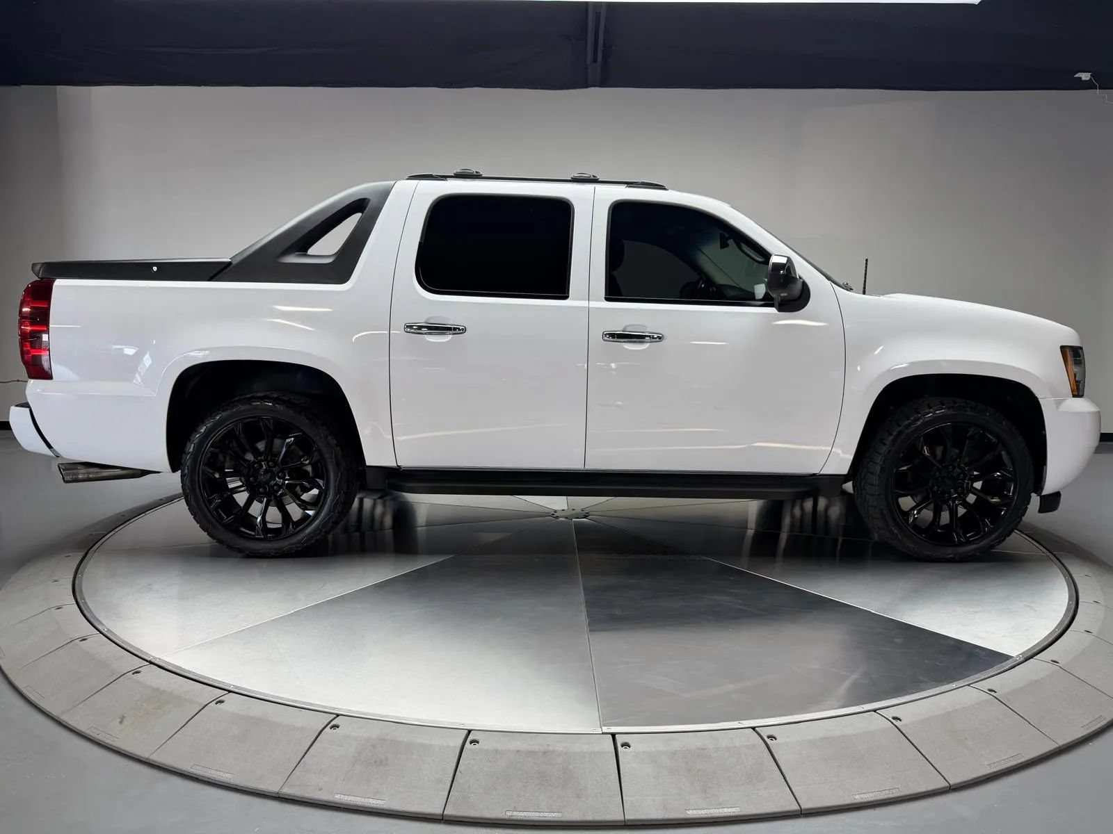 Used 2011 Chevrolet Avalanche LTZ RWD image 6