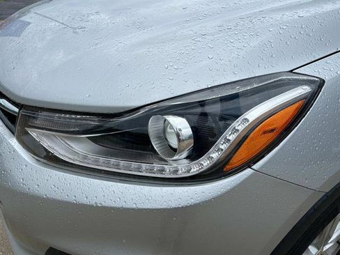 Certified 2022 Chevrolet Trax LT w/ LT Convenience Package image 10