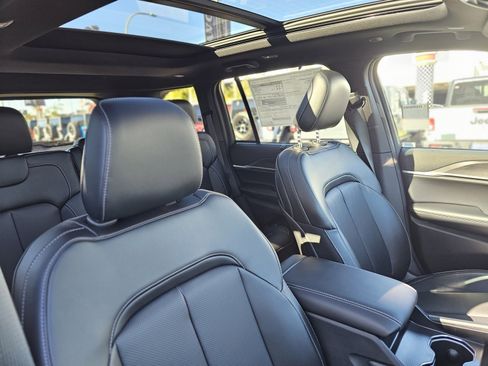 New 2025 Jeep Grand Cherokee Limited w/ Luxury Tech Group II image 28