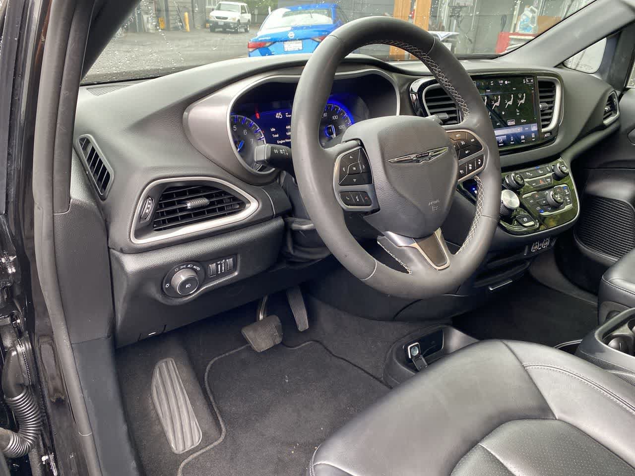 Used 2025 Chrysler Pacifica Select FWD image 2