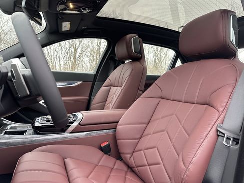 Used 2025 BMW 760i xDrive image 18