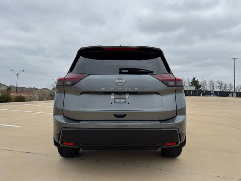 Used 2025 Nissan Rogue SV w/ SV Premium Package image 5
