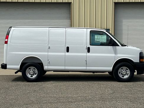 New 2026 Chevrolet Express 3500 RWD image 8