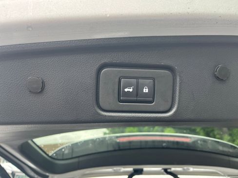 Used 2025 Nissan Pathfinder SV FWD image 23