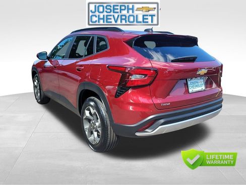 Used 2025 Chevrolet Trax LT FWD image 3