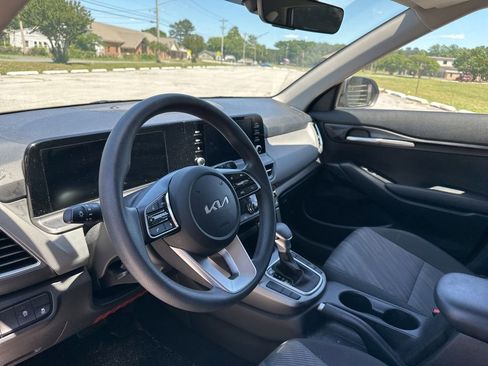 Used 2025 Kia Seltos LX AWD/4WD image 9