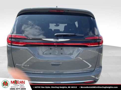 Used 2022 Chrysler Pacifica Touring-L w/ Uconnect Theater Family Group FWD image 5