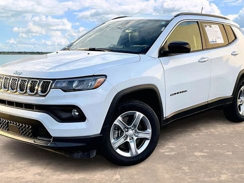 Used 2024 Jeep Compass Latitude image 3